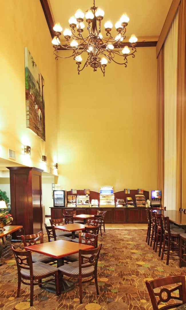 Holiday Inn Express & Suites Marshall by IHG