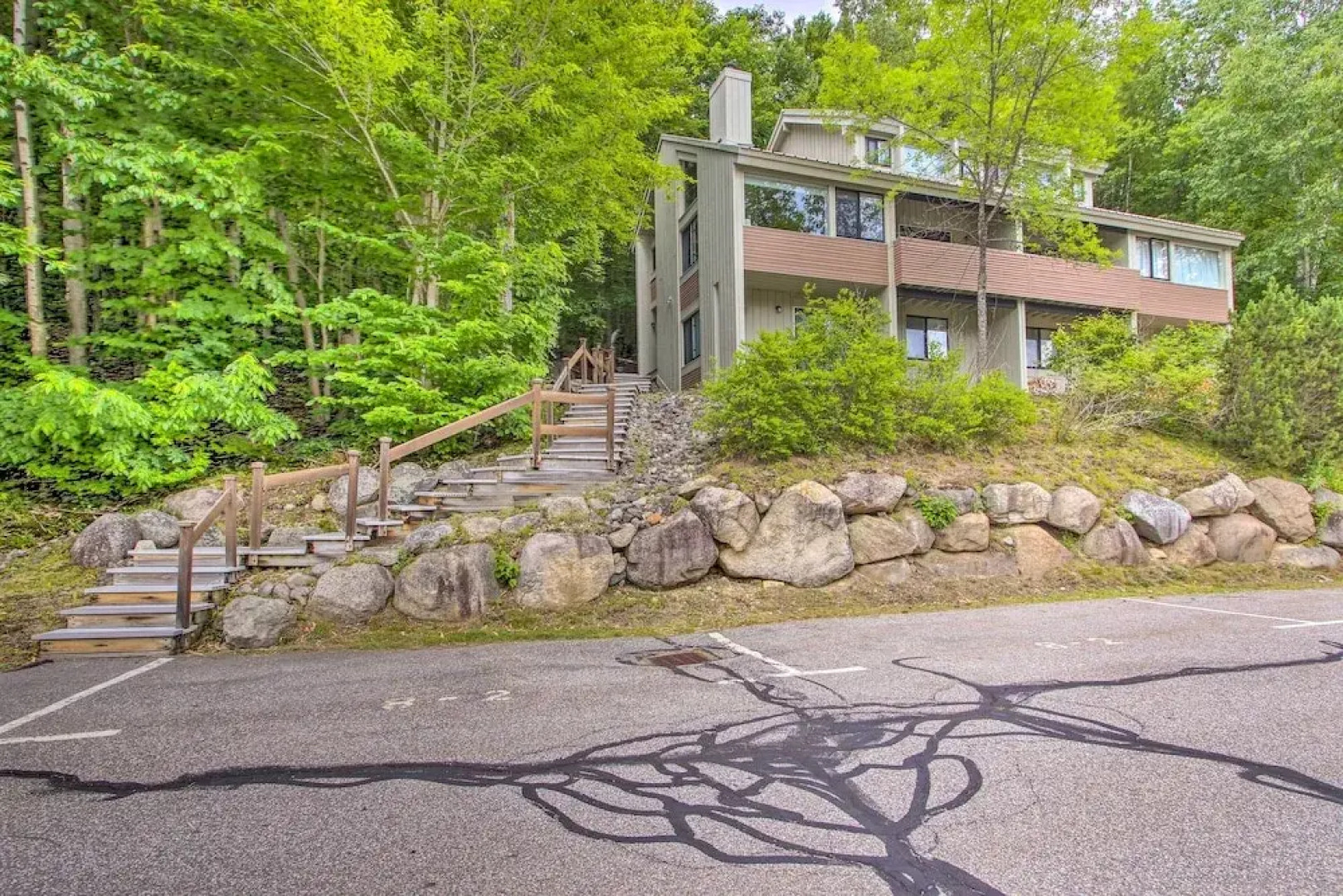 Cozy Lincoln Condo ~ 1 Mi to Loon Mountain!