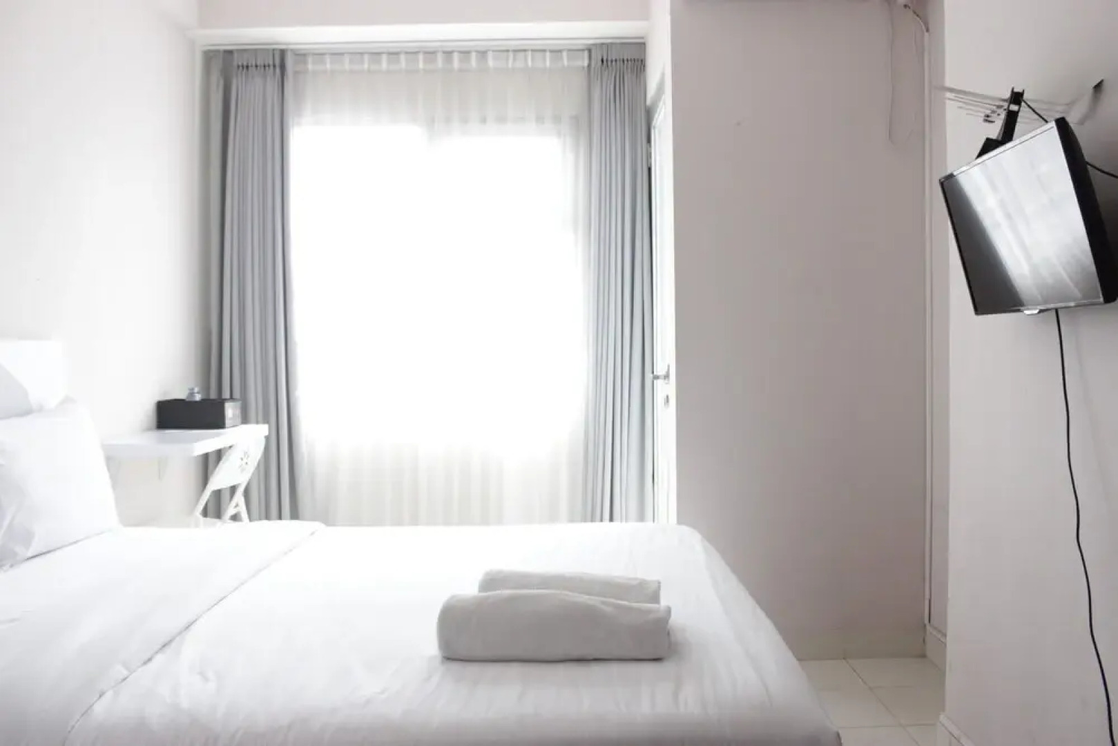 Relaxing Studio Apartment Easton Park Residence Jatinangor with Mountain View