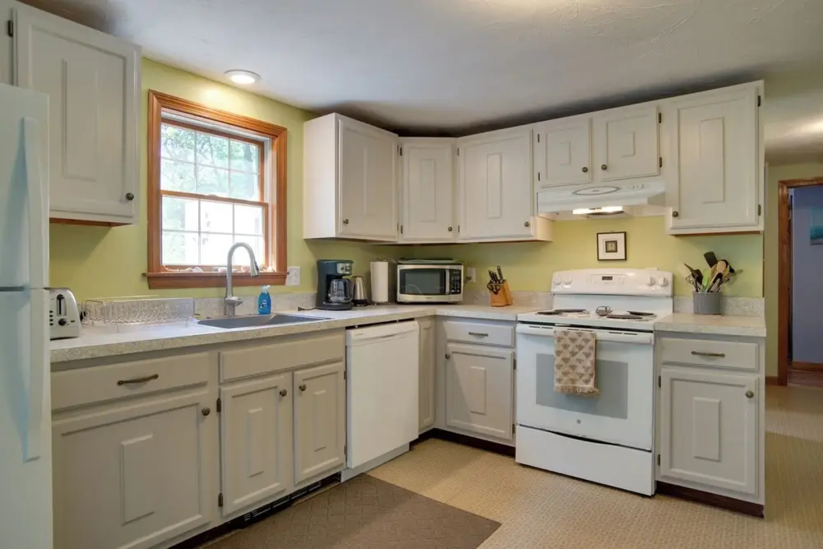 3 Mi to Beach & Town: Martha's Vineyard Home