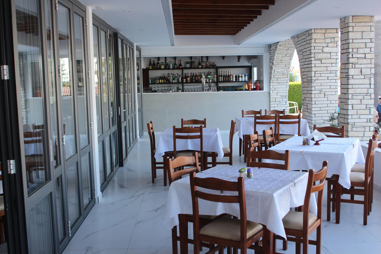 Petsas Apartments & Tavern