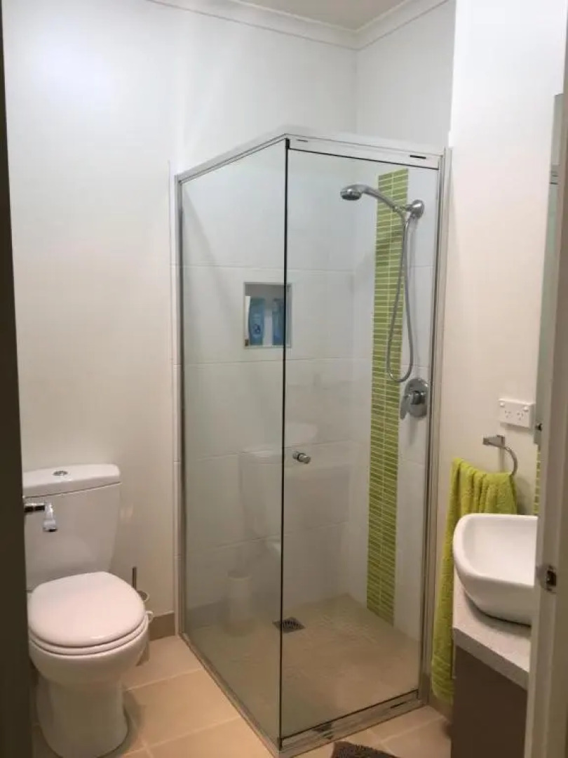 Grand Escape McKenzie - solar heated Pool, WiFi, Netflix, 5 bdrm, 4bthrm