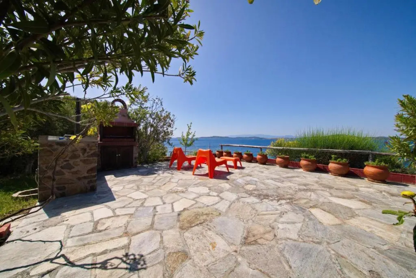 Beachfront villa with huge garden, 3br, Halkidiki