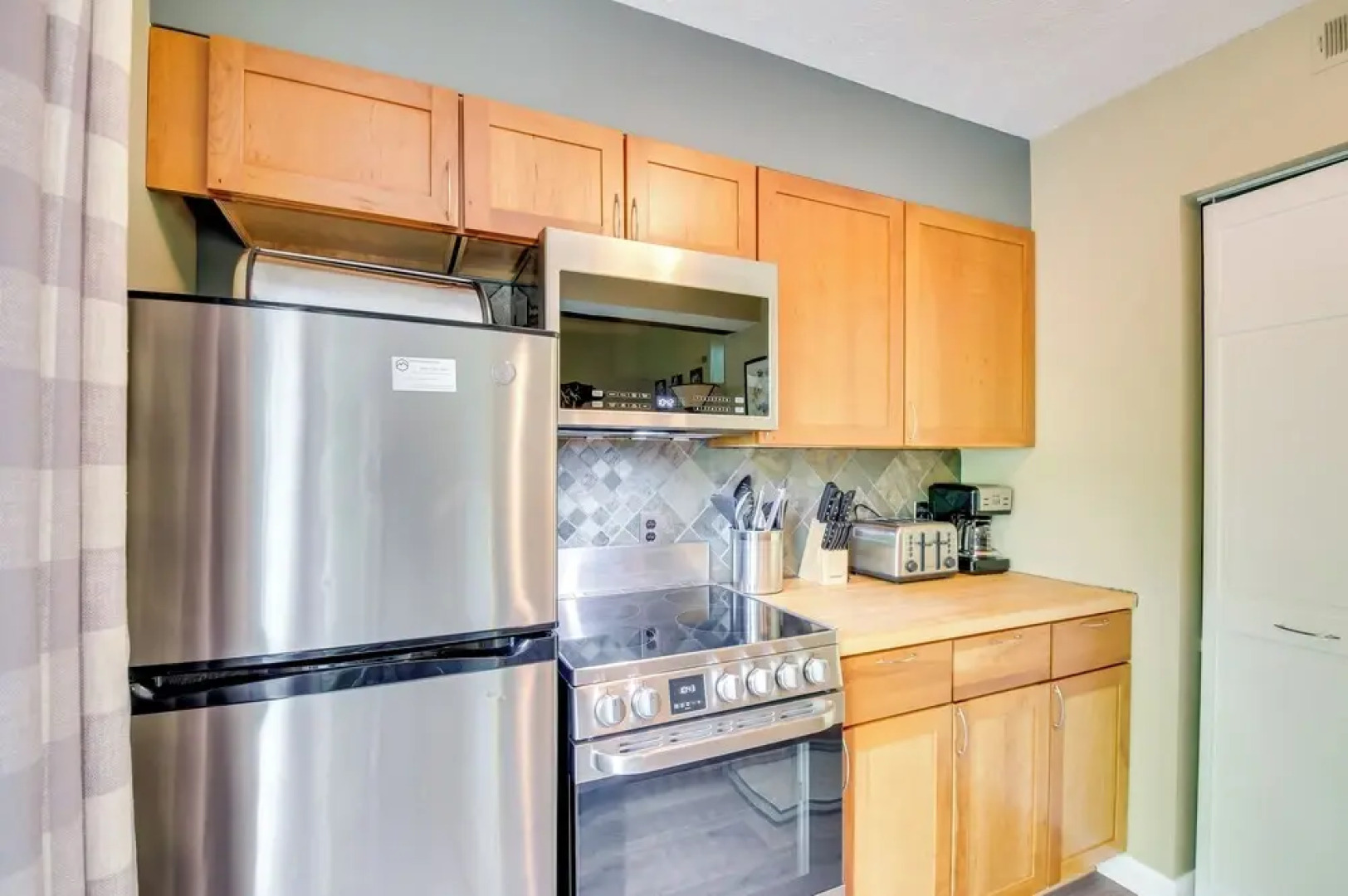 Second-floor Condo w/ Community Pool Access!