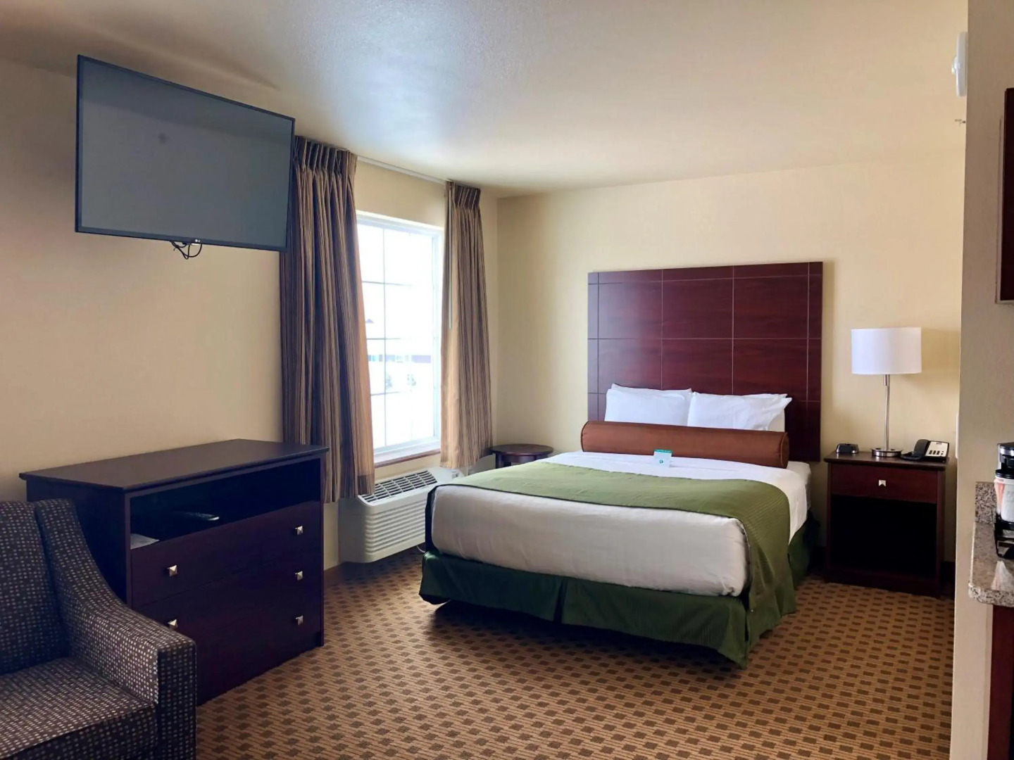 Cobblestone Hotel & Suites – Pulaski/Green Bay