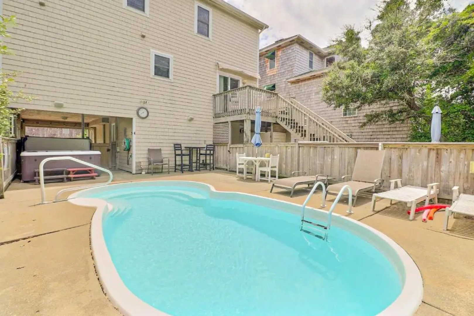 6061 - Bark O Lounge