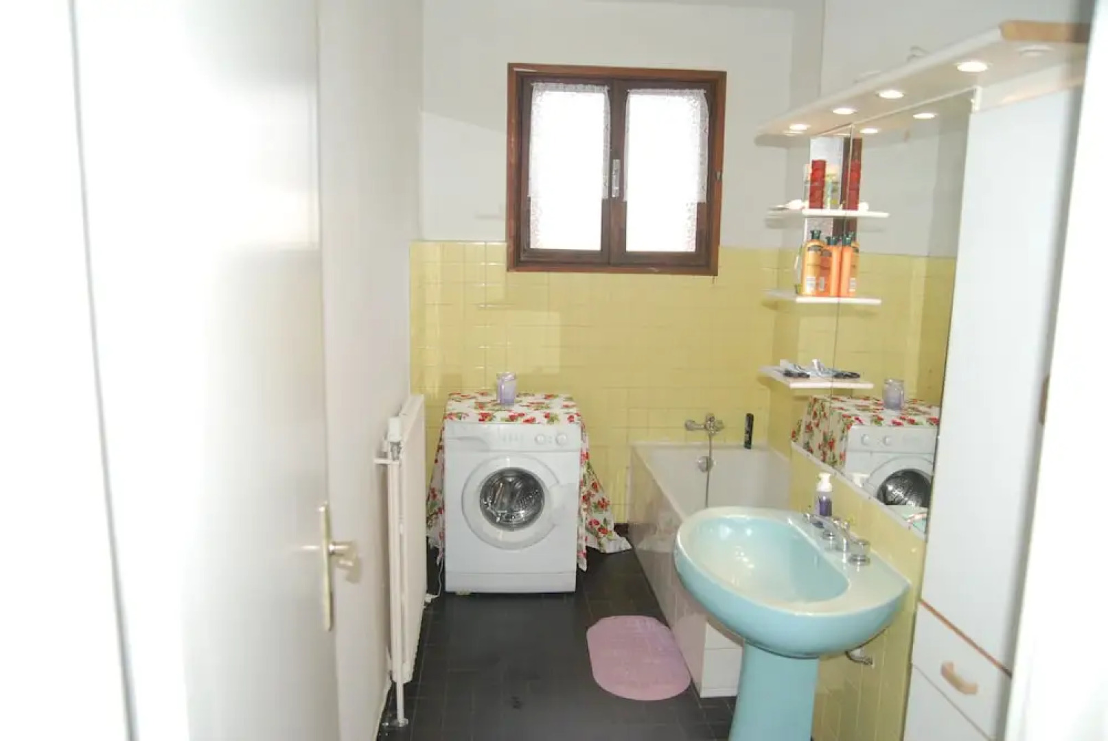 Comfy home for group and family. Wonderful view!