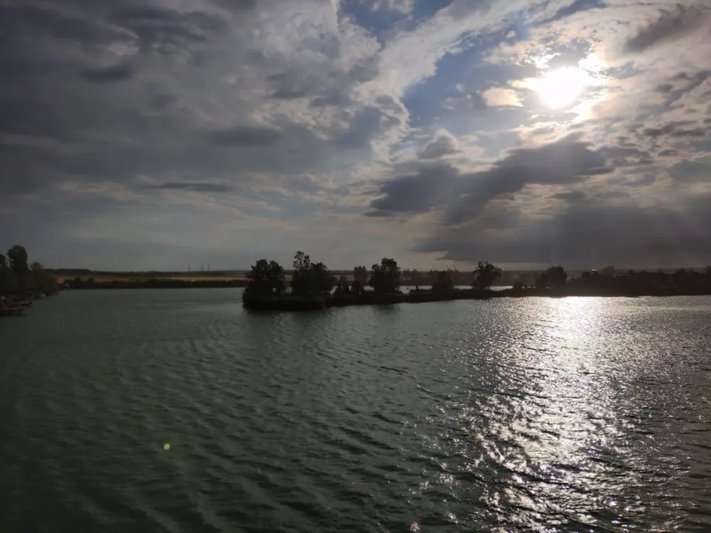 Romantic Lakeside Retreat - Nature, Sport, Near Bp