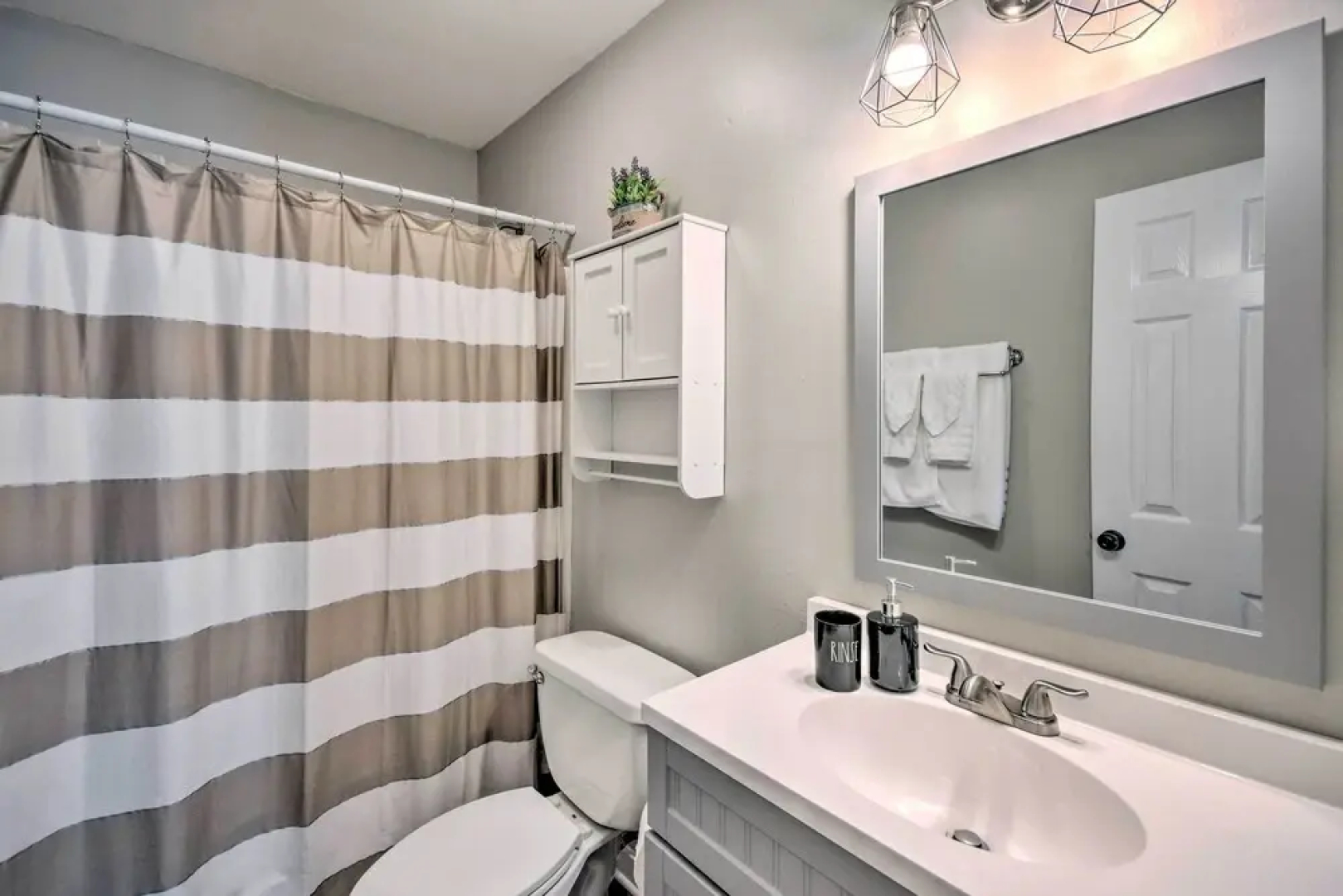 Gulf Breeze Retreat < 4 Mi to Beach Access!