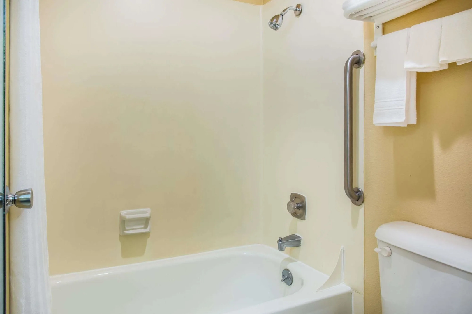 Travelodge by Wyndham Tacoma Near McChord AFB