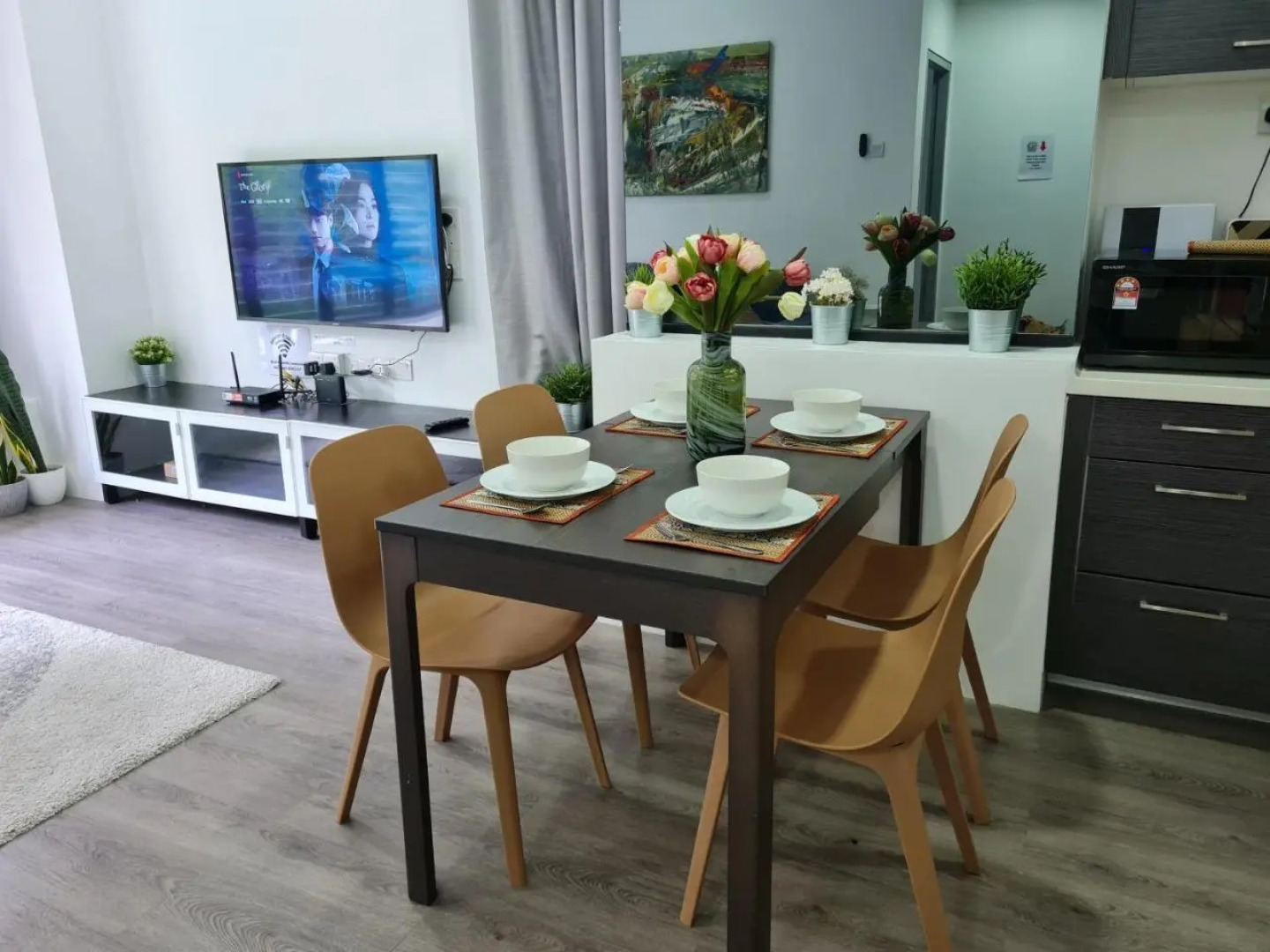 2 bedrooms surrounding natural View and pool