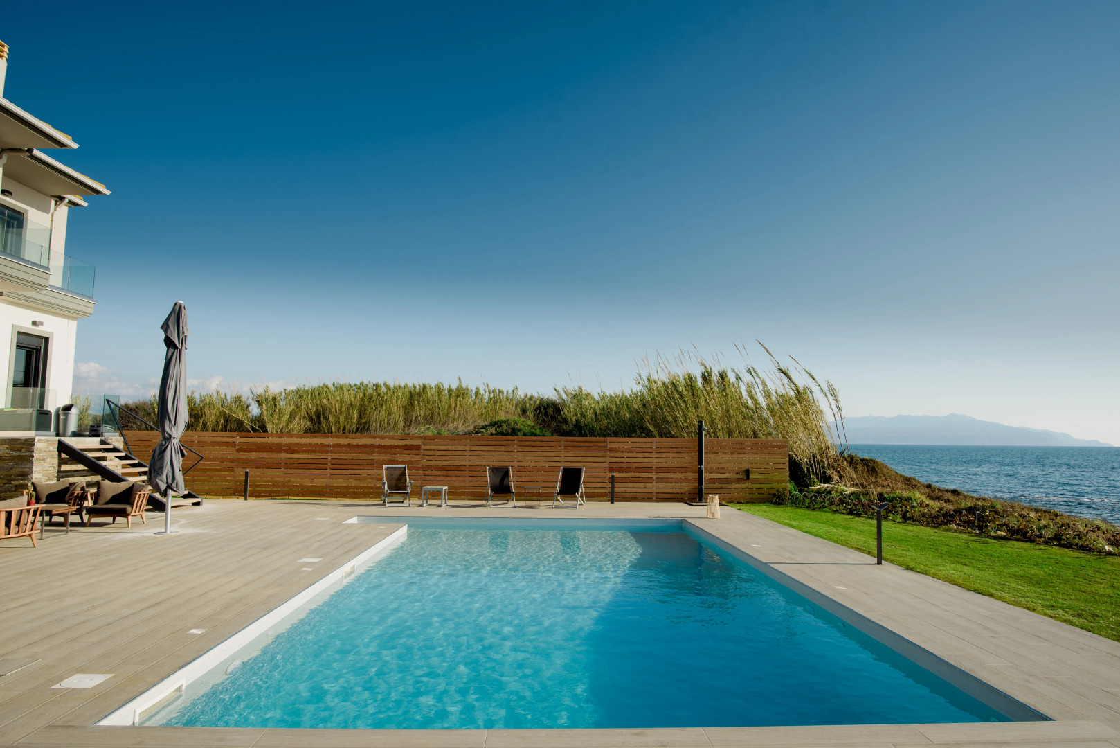 Mirazur Seafront Sunset Villa