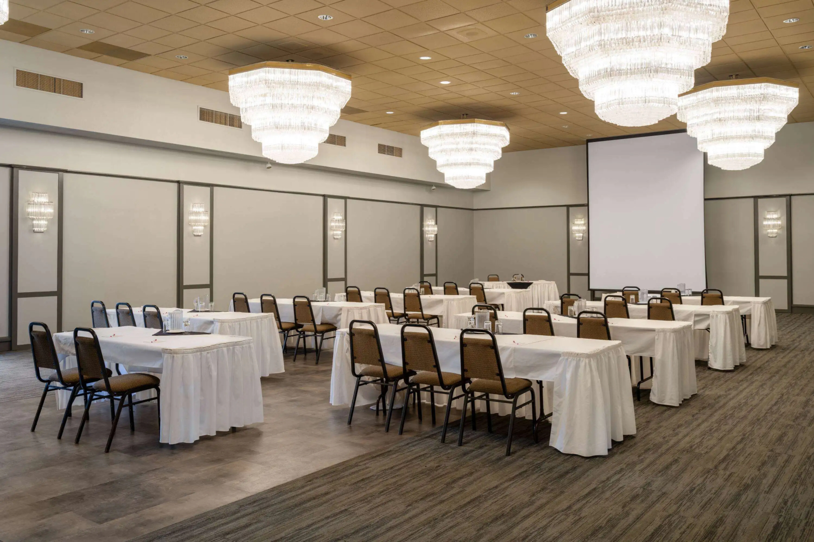 Ramada by Wyndham Thunder Bay Airlane Hotel