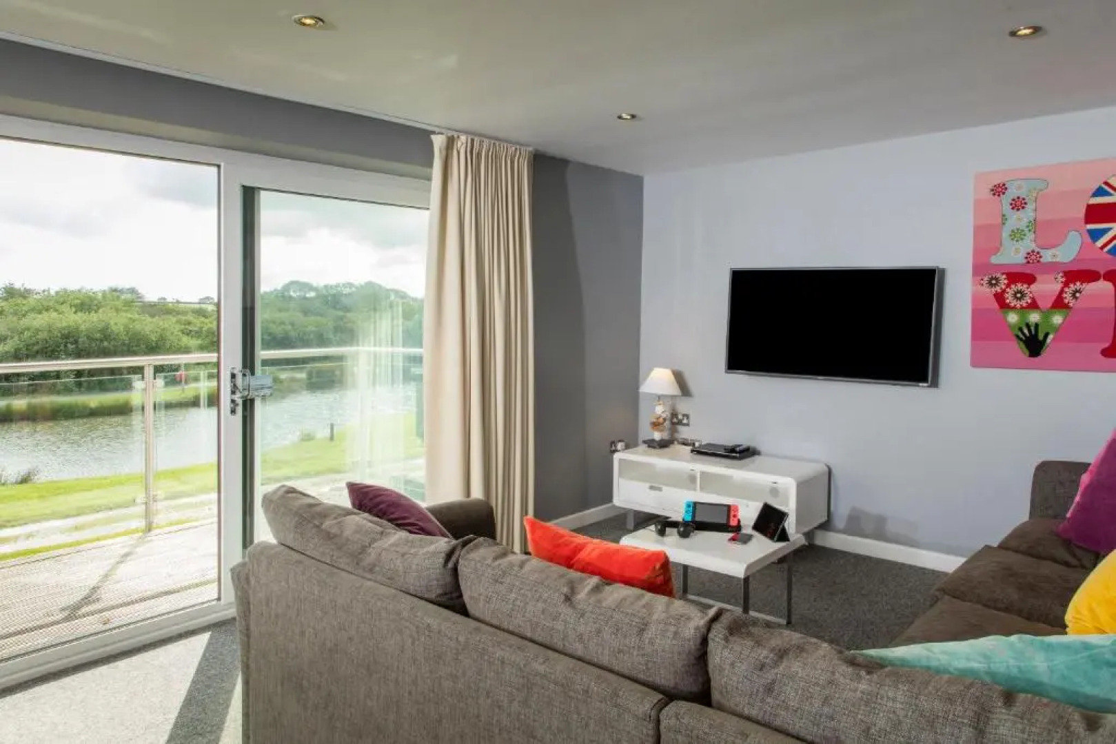 PointBreak Sleeps 12 with hot tub-Great celebration house-Dog friendly