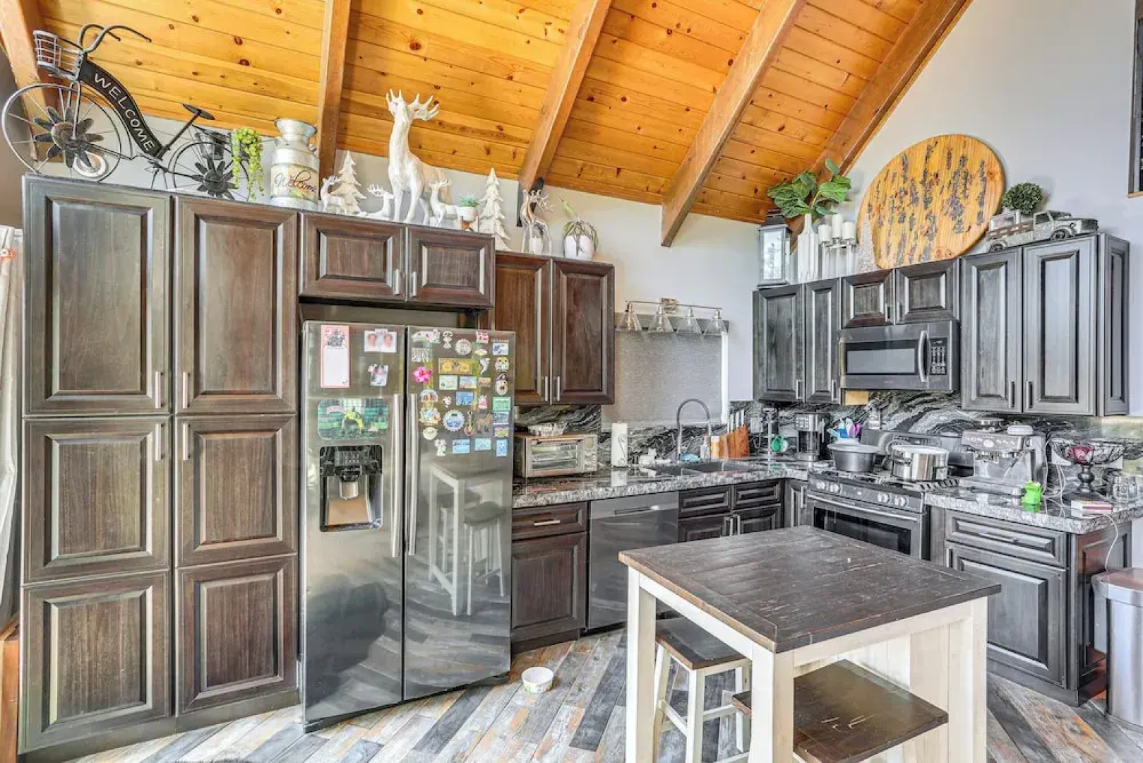 Lake Arrowhead Cabin w/ Hot Tub & Mountain Views!