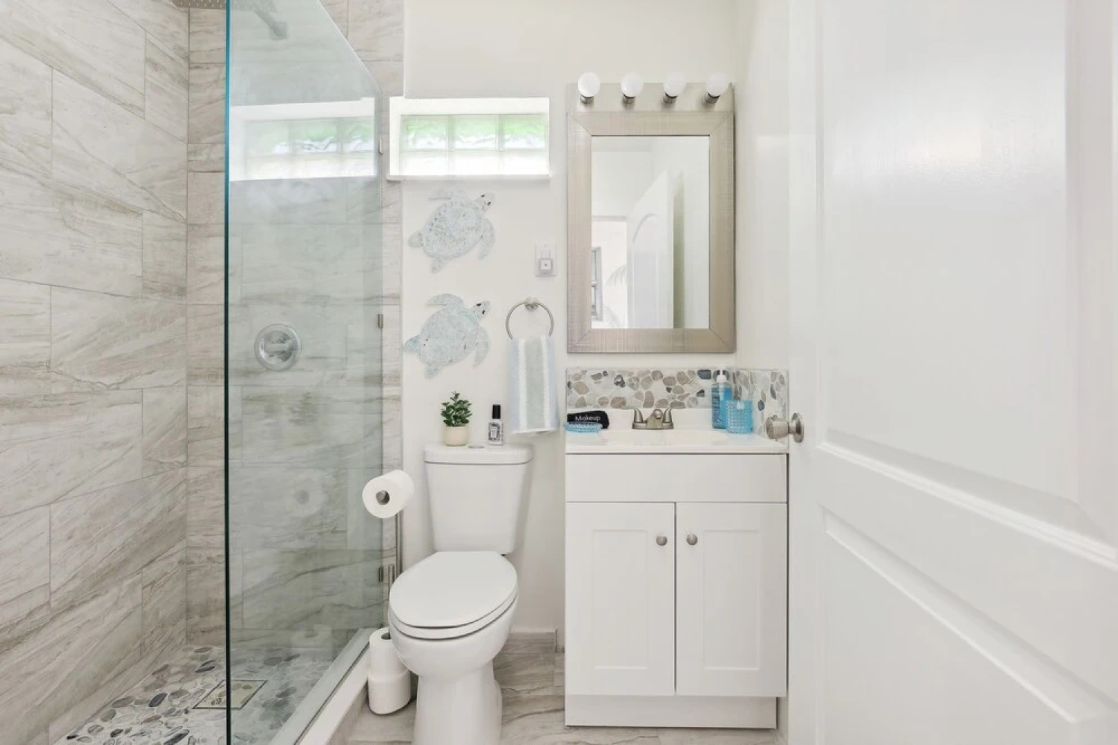 Boat Lovers Paradise: Walk to Private Beach!