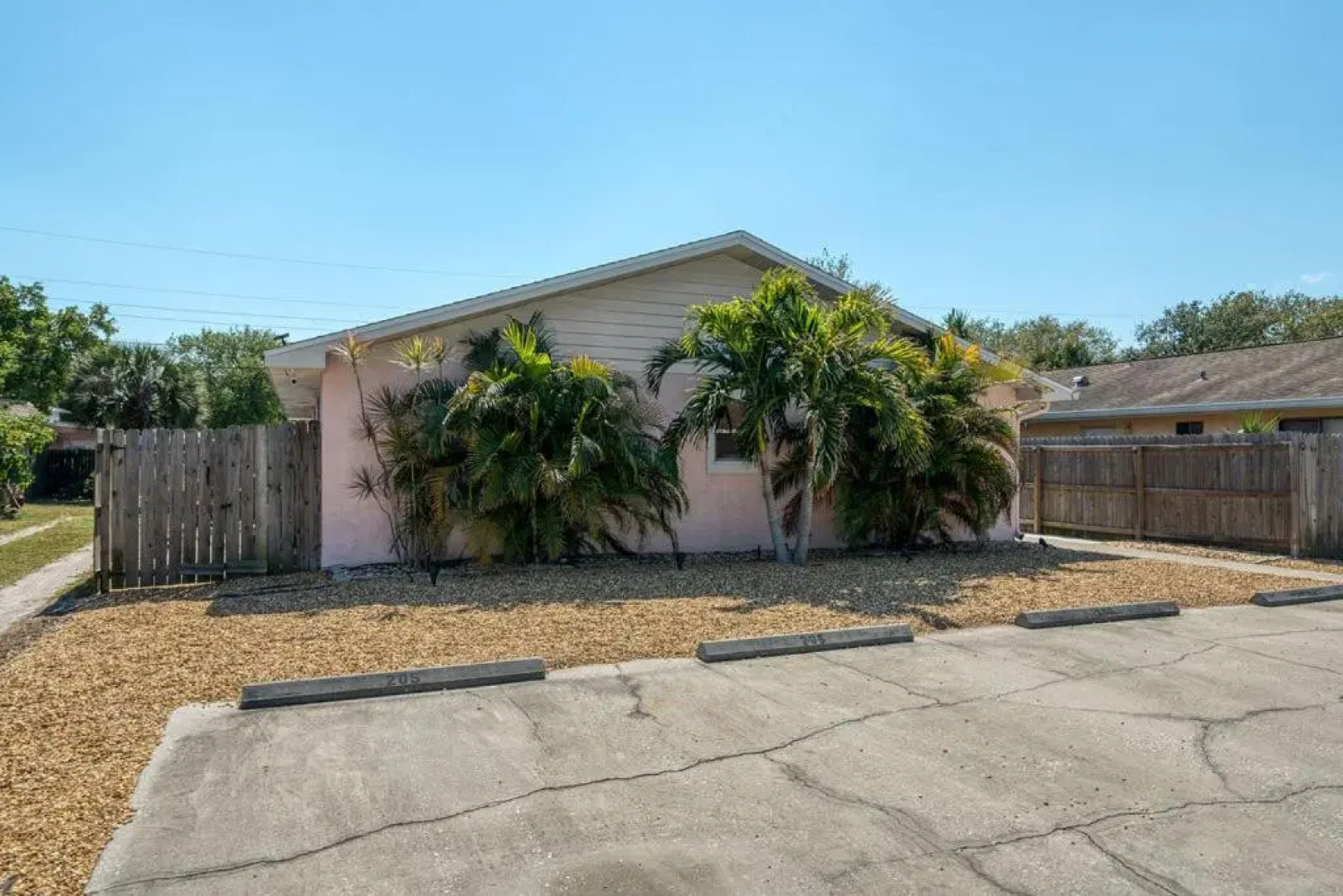 Luxury Villa 3 Blocks from the Beach with Hot Tub a Fire Pit and Outdoor Oasis