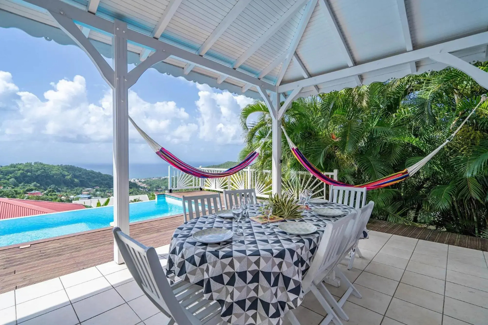 Villa Palmier rouge : 3 ch, piscine à débordement, vue mer et végétation