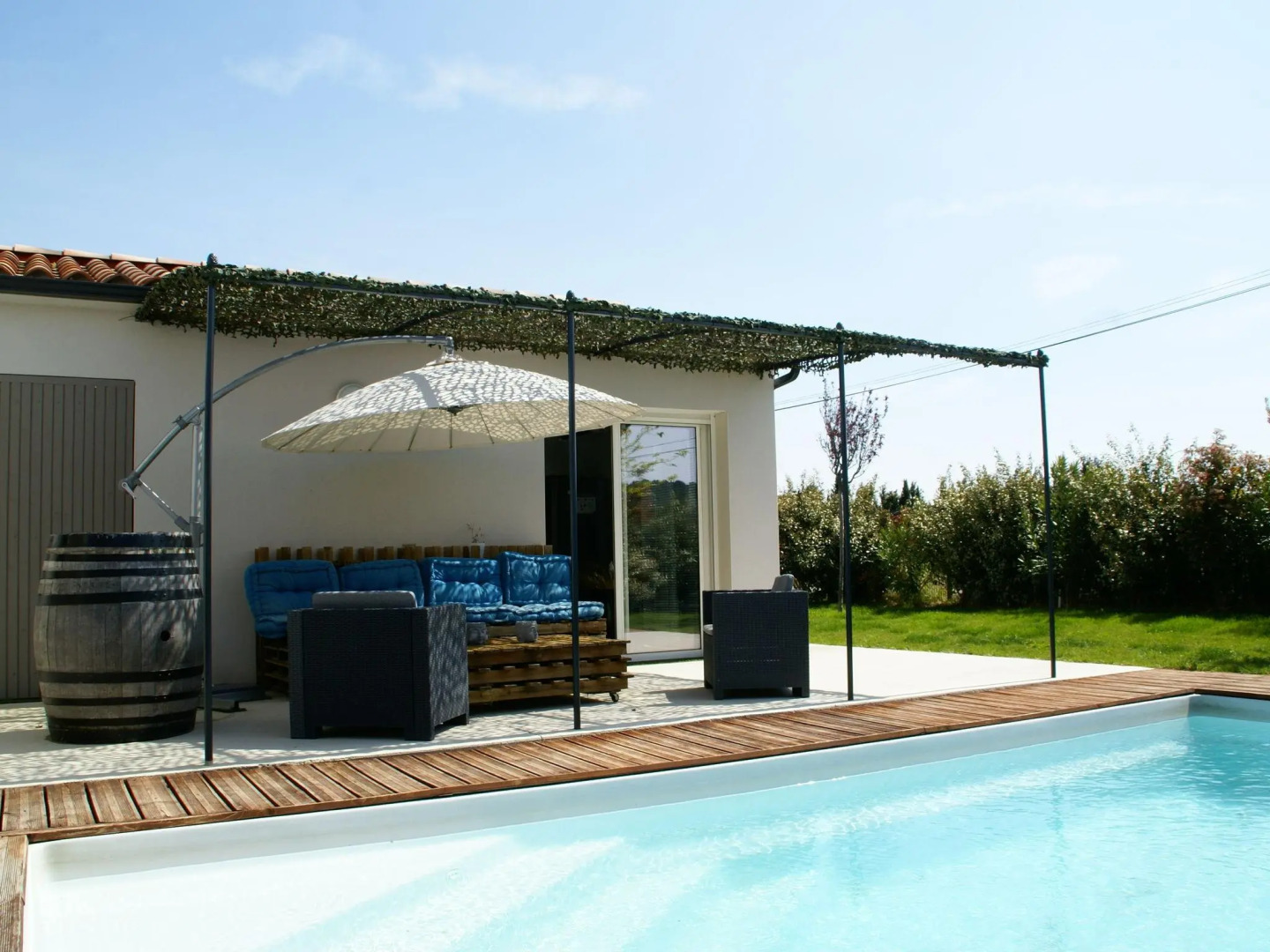 Modern holiday home with private swimming pool, air conditioning and enclosed garden