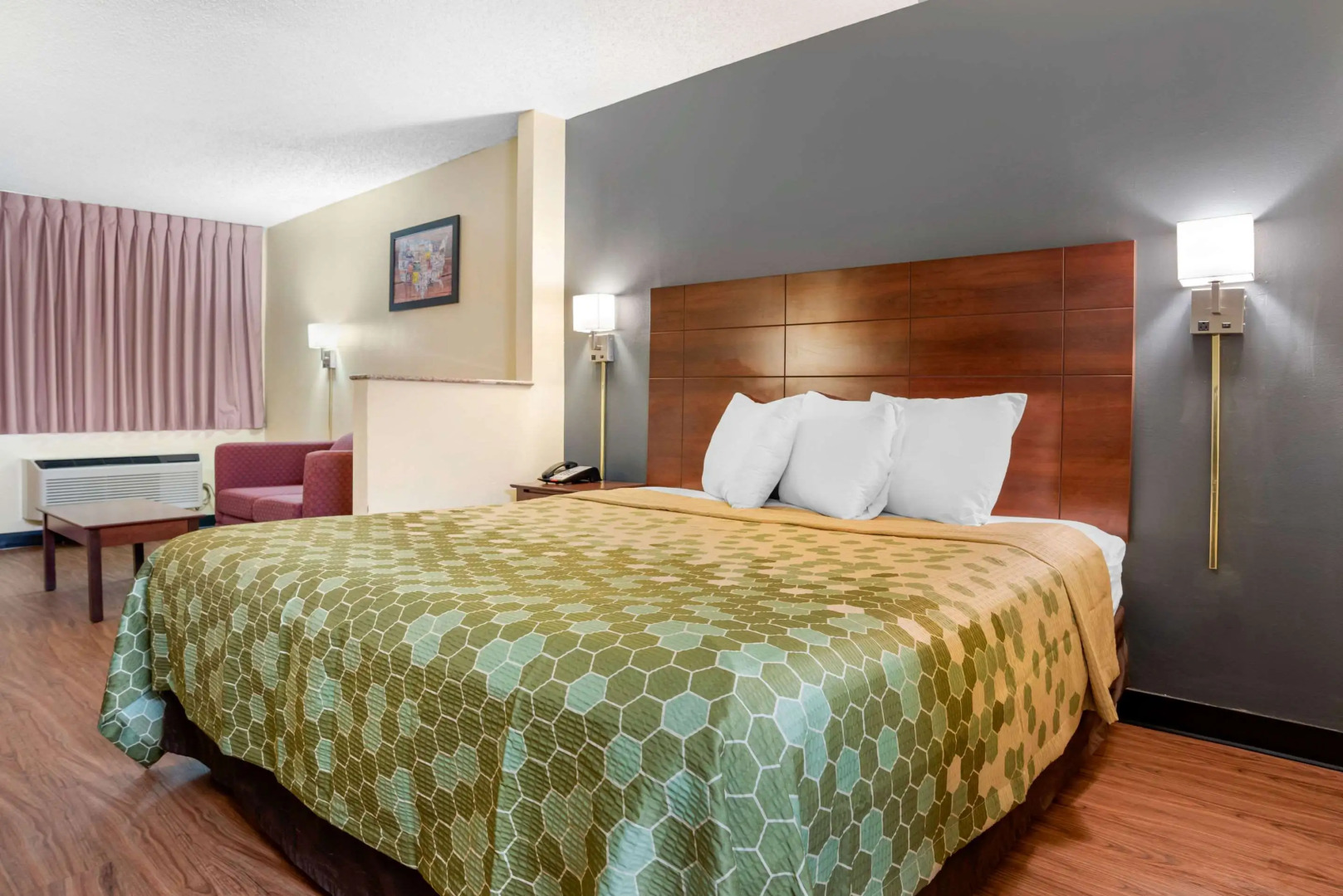 Econo Lodge Inn & Suites Forest