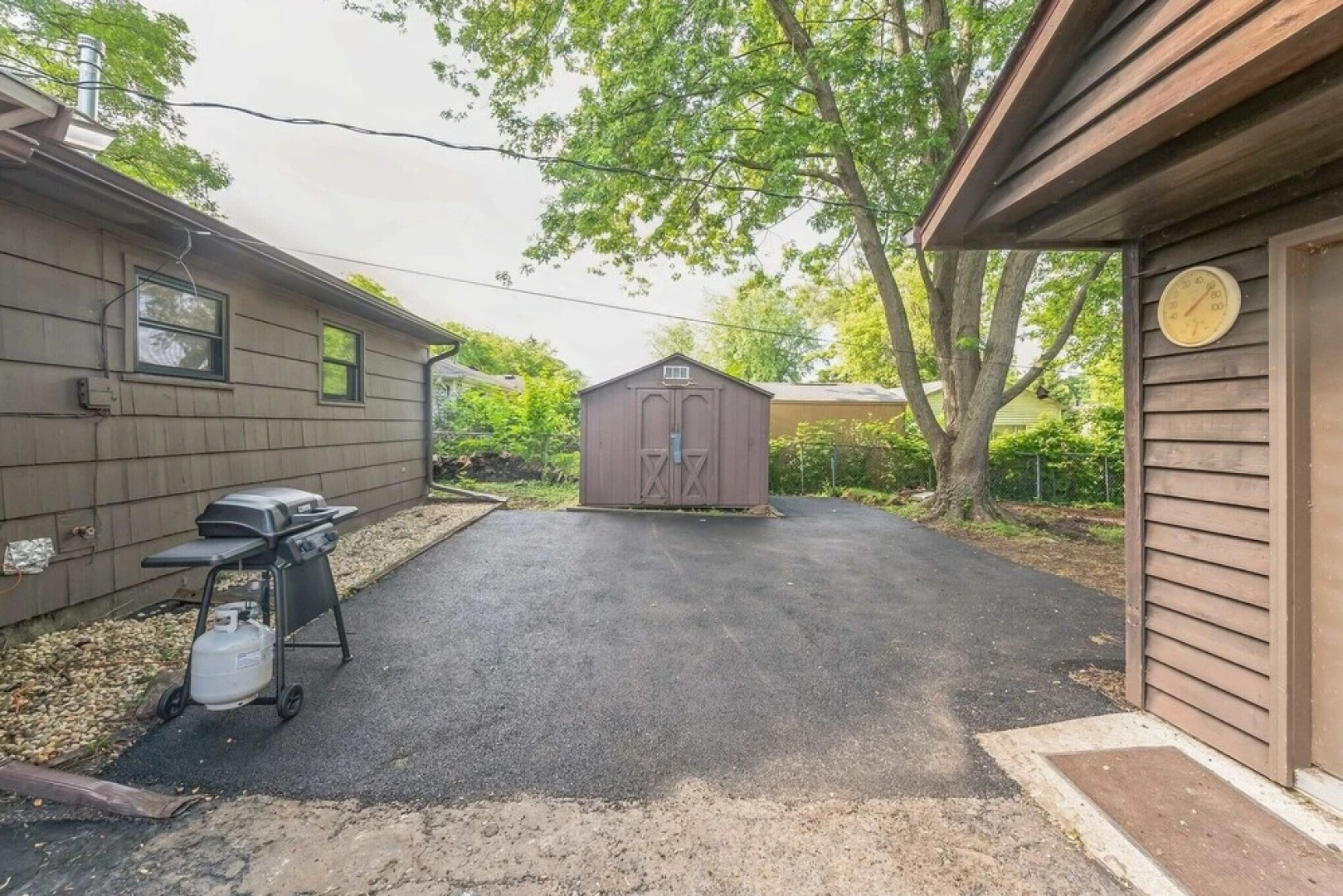 Modern Luxury Amenities Near Woodfield Mall 2 Bedroom Home by RedAwning