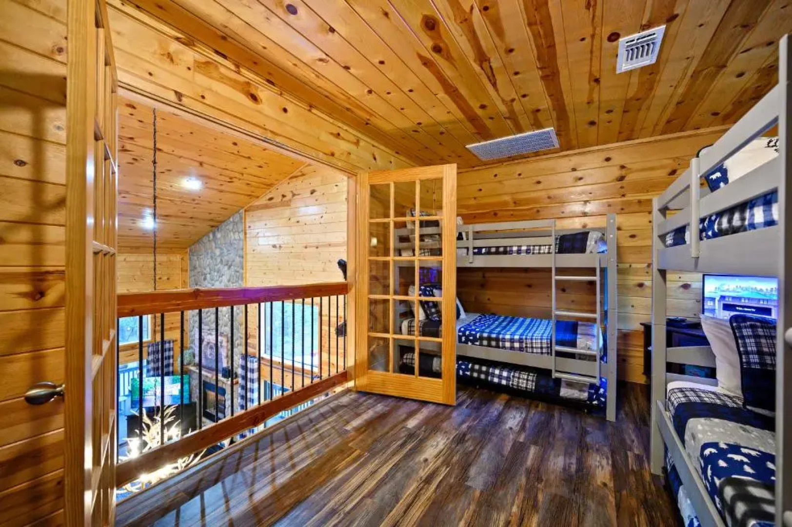 Hickory Bear - Secluded Cabin, Sleeps 10, New Hot Tub, Fire Pit, Arcade, Foosball Table & Deck Slide