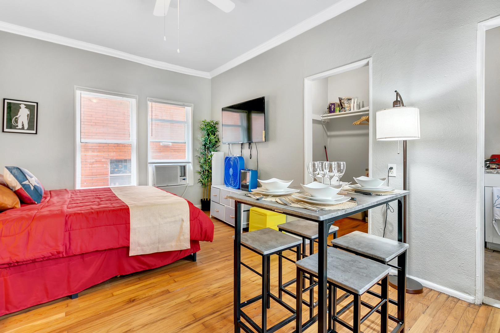 Studio Apt For A Long Term Stay With Parking Included!