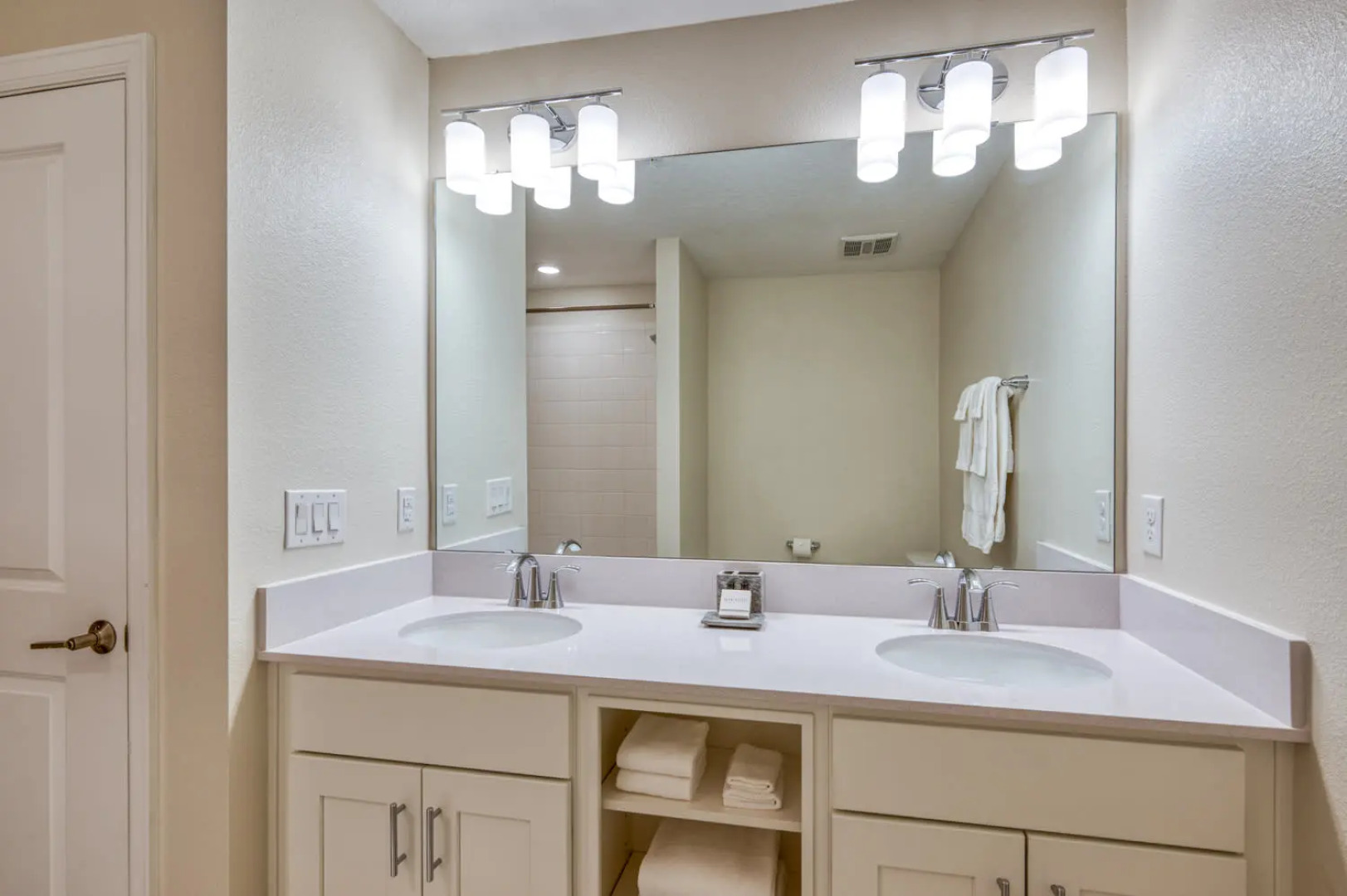 Sophisticated apartment with Mickey themed bedroom near Disney