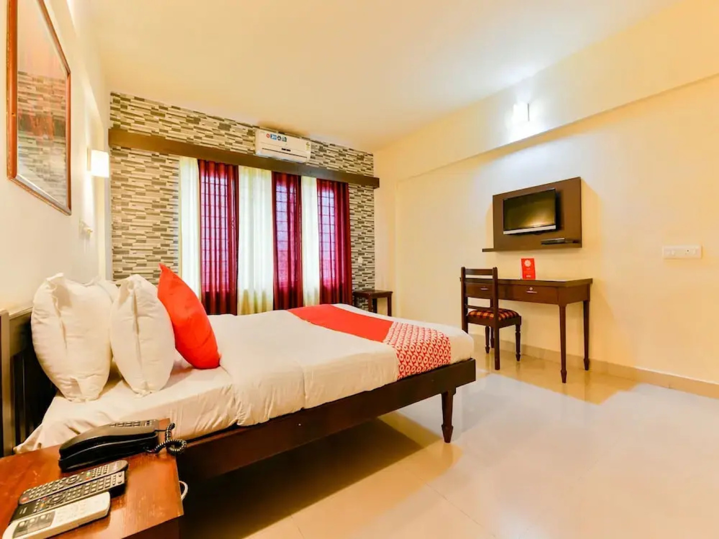 OYO 16663 Plaza Suites Hotel