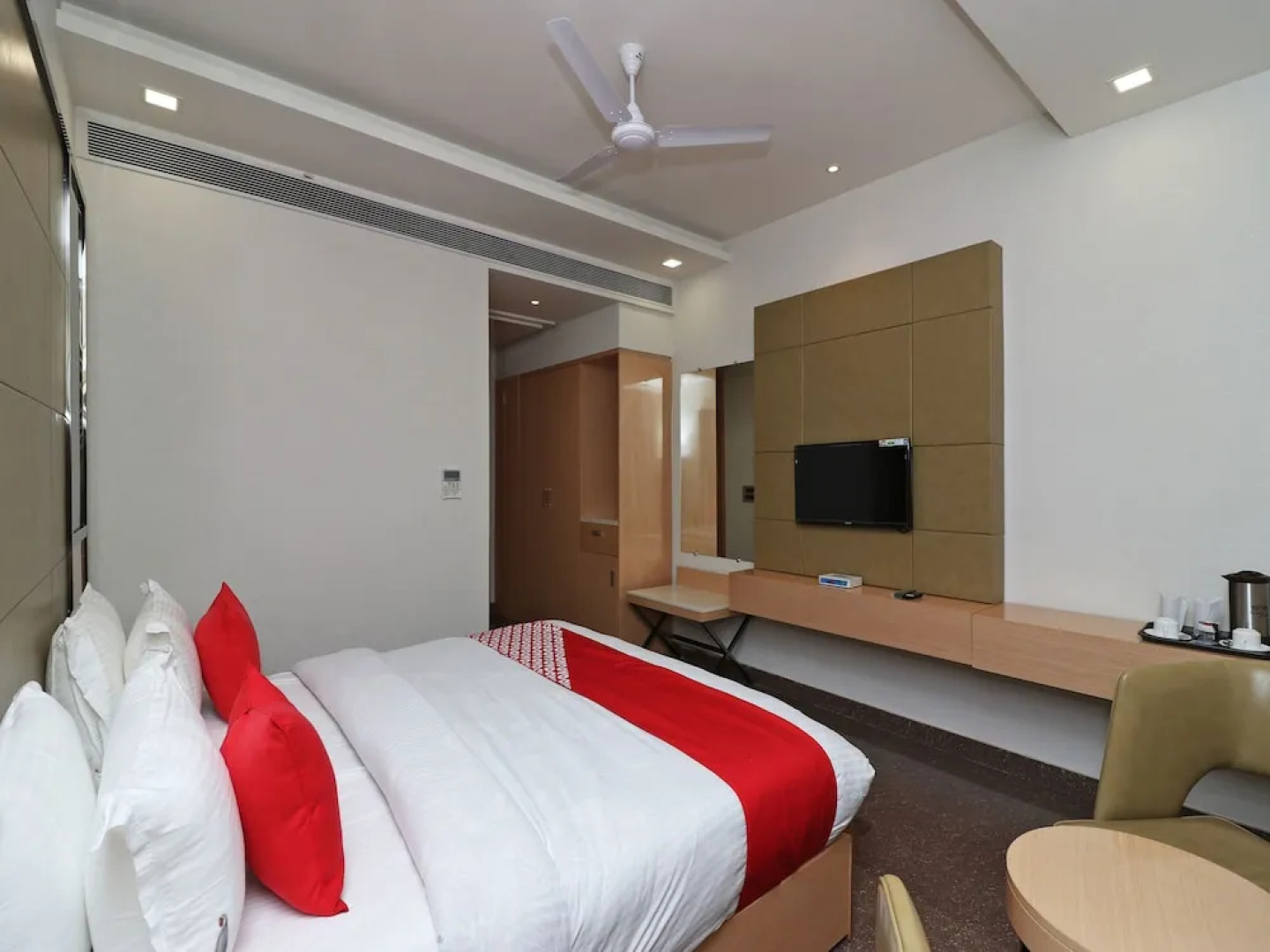 OYO 13616 Hotel Gala Galaxy