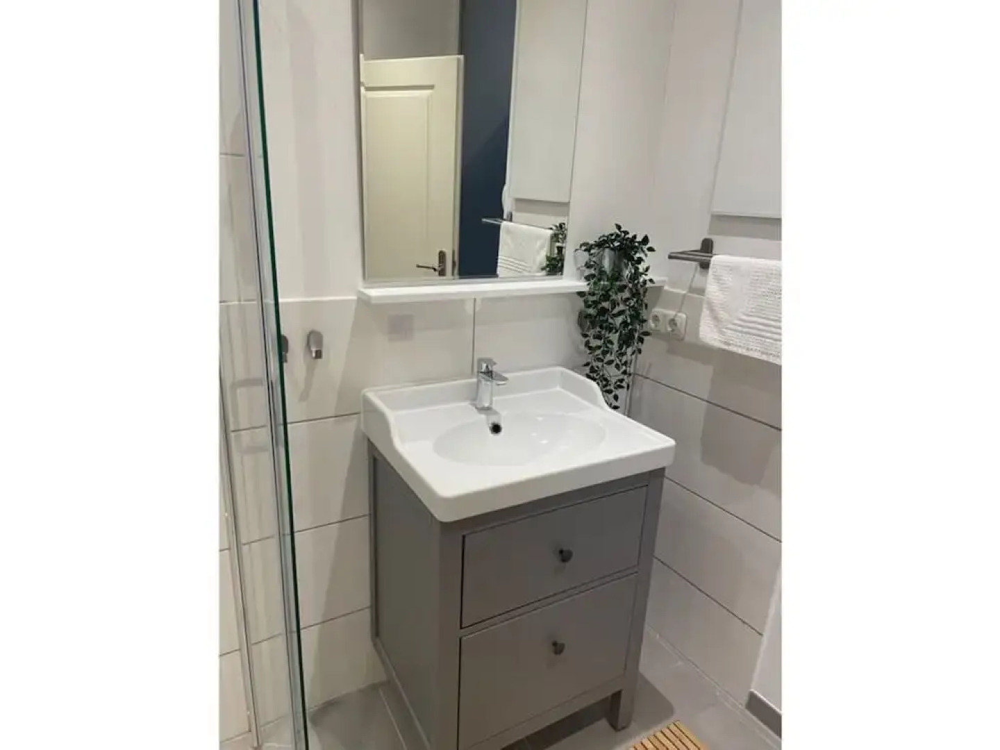 Amazing Holiday Home Near the Lake