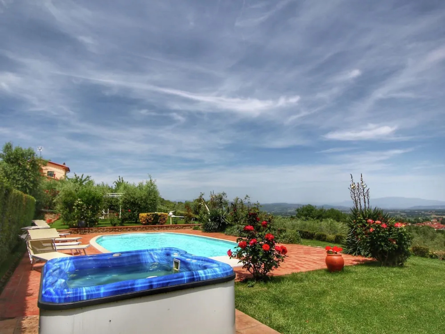 Spacious Villa in Monte San Savino with Swimming Pool