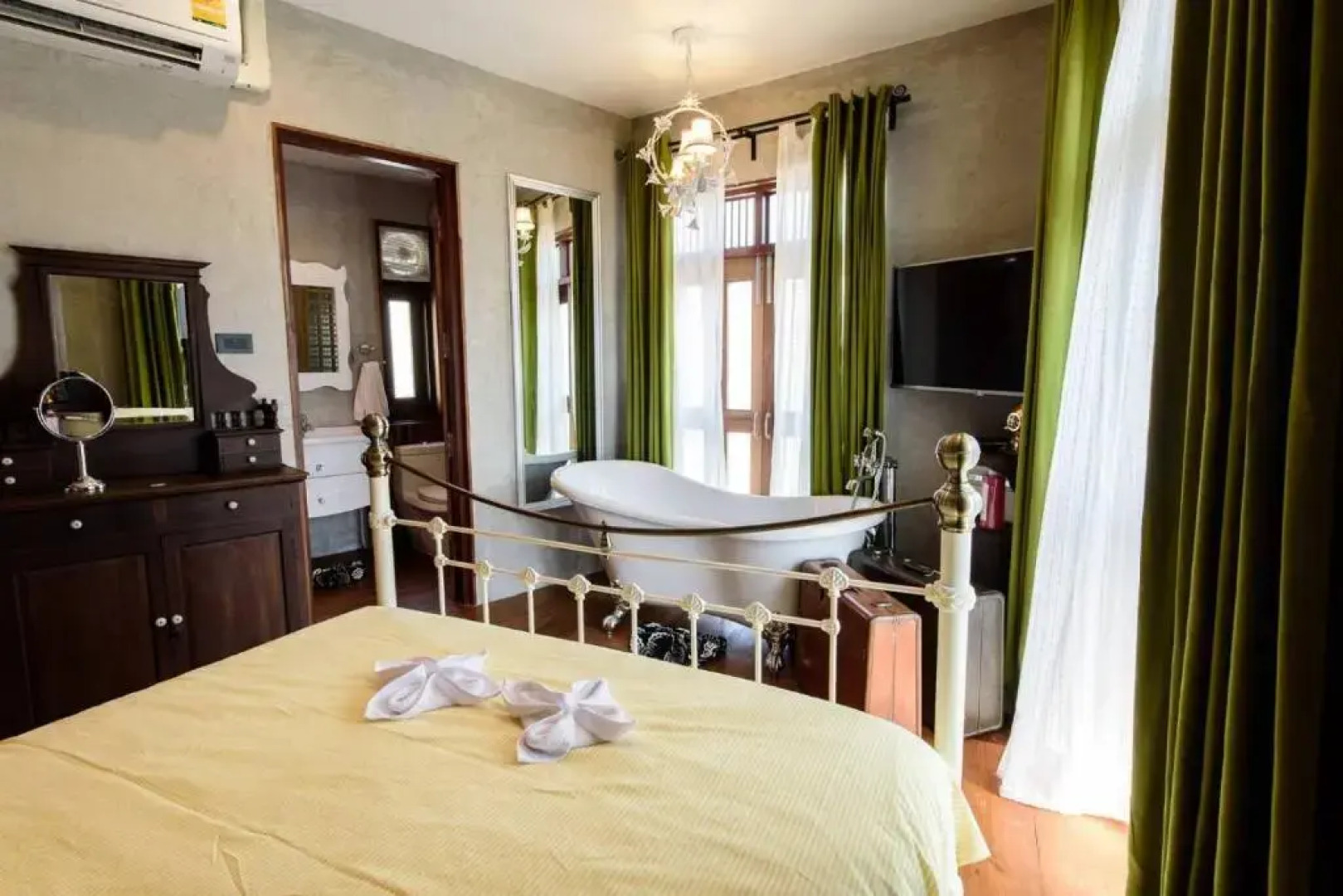 Rimrabeang Amphawa Cafe and Suite