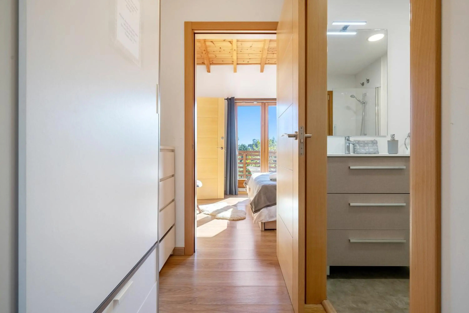 Casa nórdica en el bosque con vistas al mar