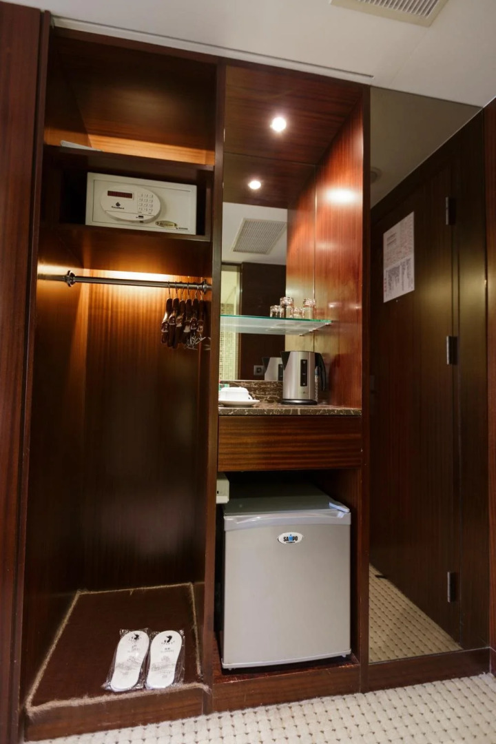 Jen Dow International Hotel