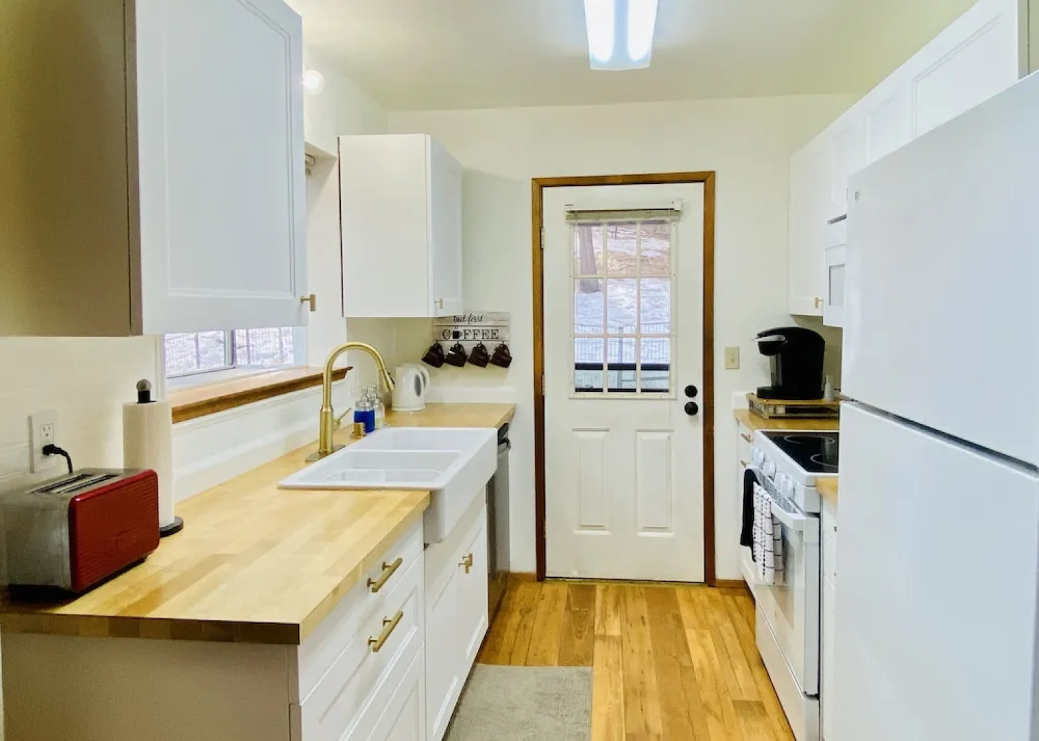 Lilac Cabin Family-friendly Highspeed Wi-fi 3 Bedroom Home by RedAwning