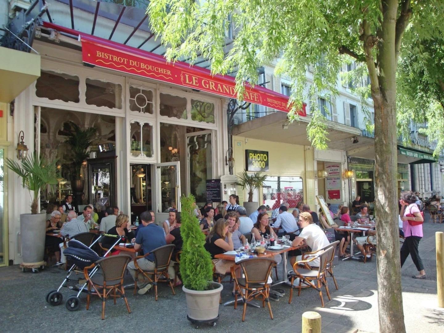 Charming and Private Castle on Four Hectares, With River, sun Terrace and Views