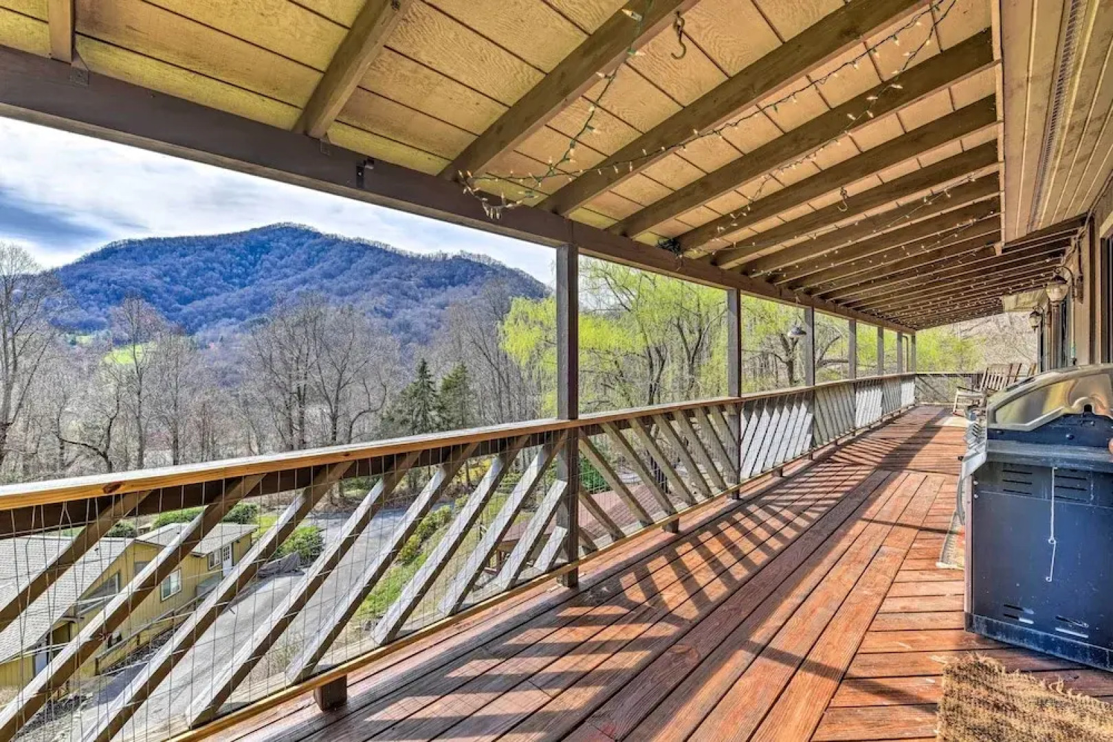Best Location - Maggie Valley Cabin w/ Hot Tub!
