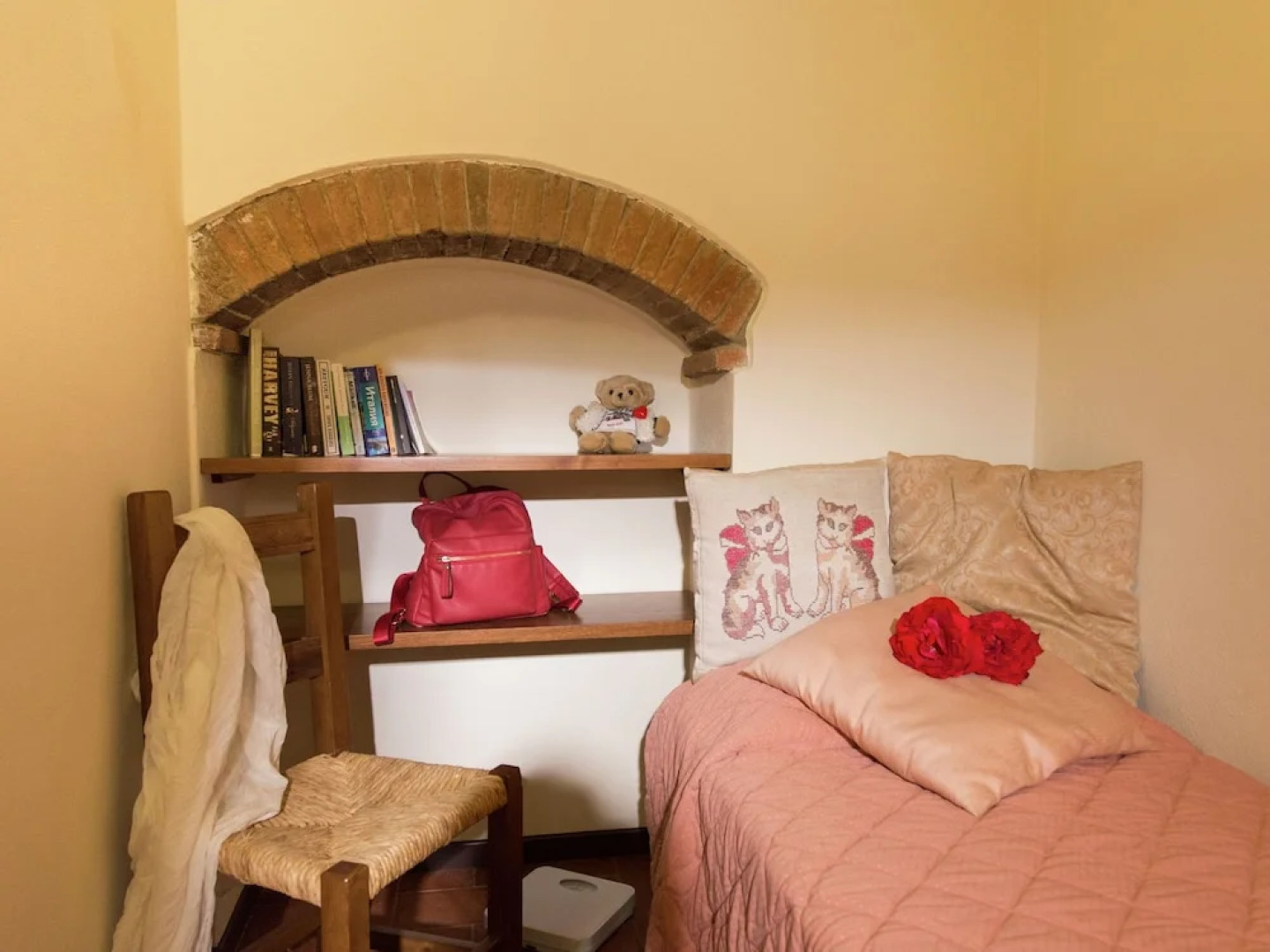 Spacious Villa in Monte San Savino with Swimming Pool