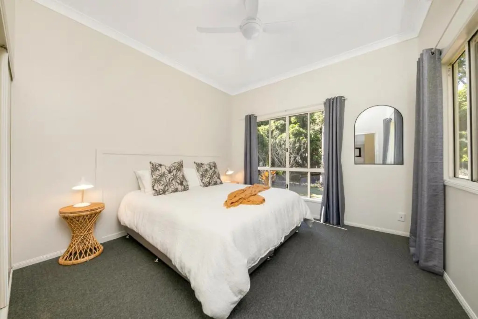 Hughes Hideaway - 2BR Cottage on 1 Acre w Air Con, King Beds