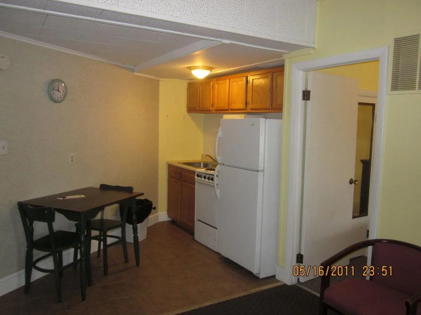 Colonial Motel Suites