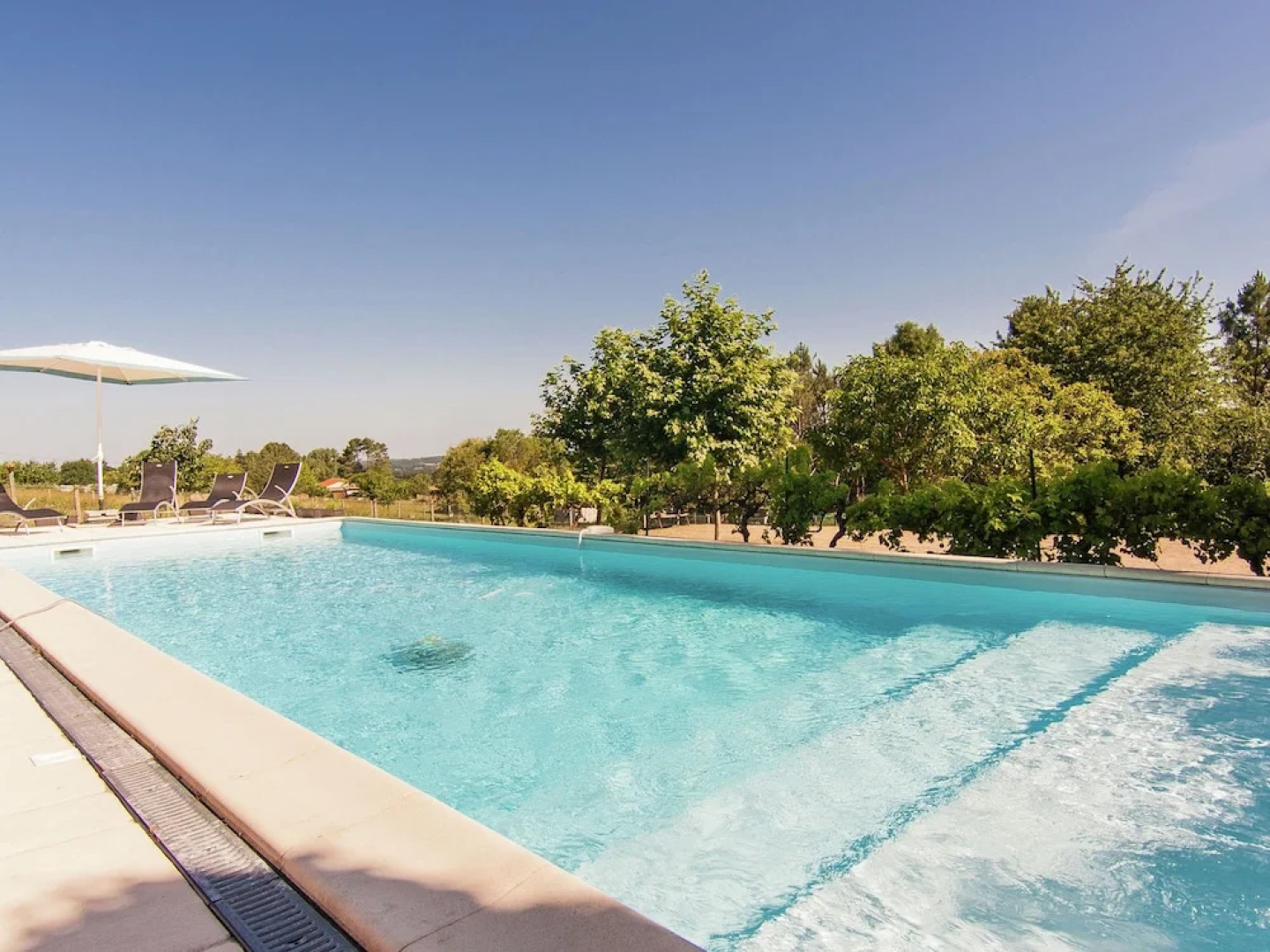 Cottage With Porch, Large Private Pool and Spacious Garden