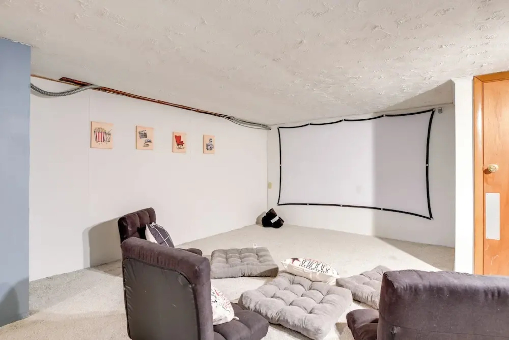 Deck & Seasonal Pool: Spacious Home Near Buffalo!