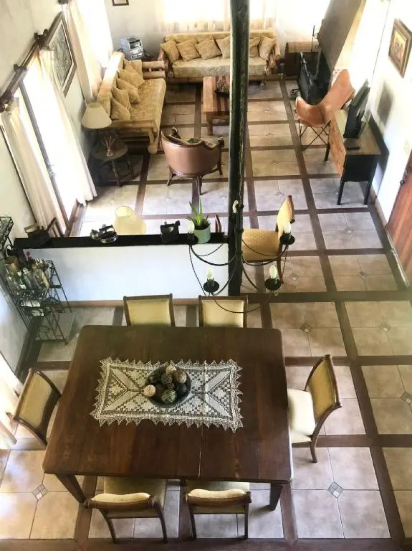 Amplia casa con piscina en Pinares