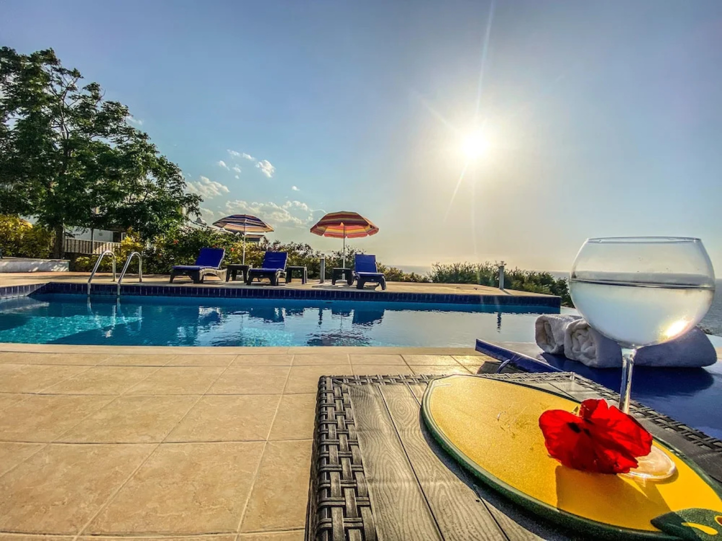 Sea Cliff villa, 4 beds, sleeps 2- 7, Free Wifi, Heated Pool option.