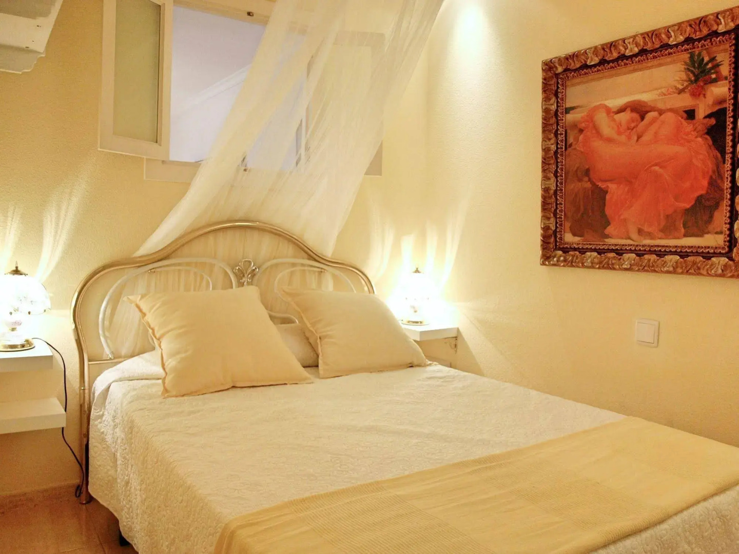 Flatguest Flat with Art