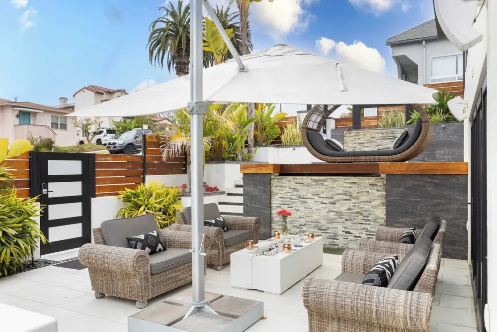 Steps to Beach+shops, Oceanview, Hot Tub+firepit Moonlight Modern by Avantstay