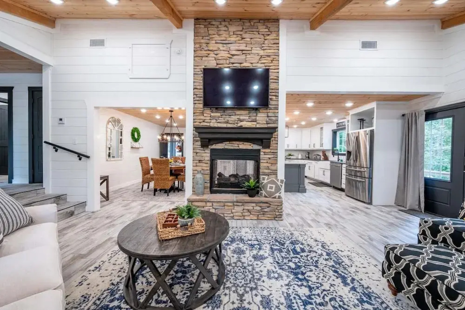 Sugar Hill Newly Remodeled includes Fully Supplied Kitchen and Hot Tub by RedAwning