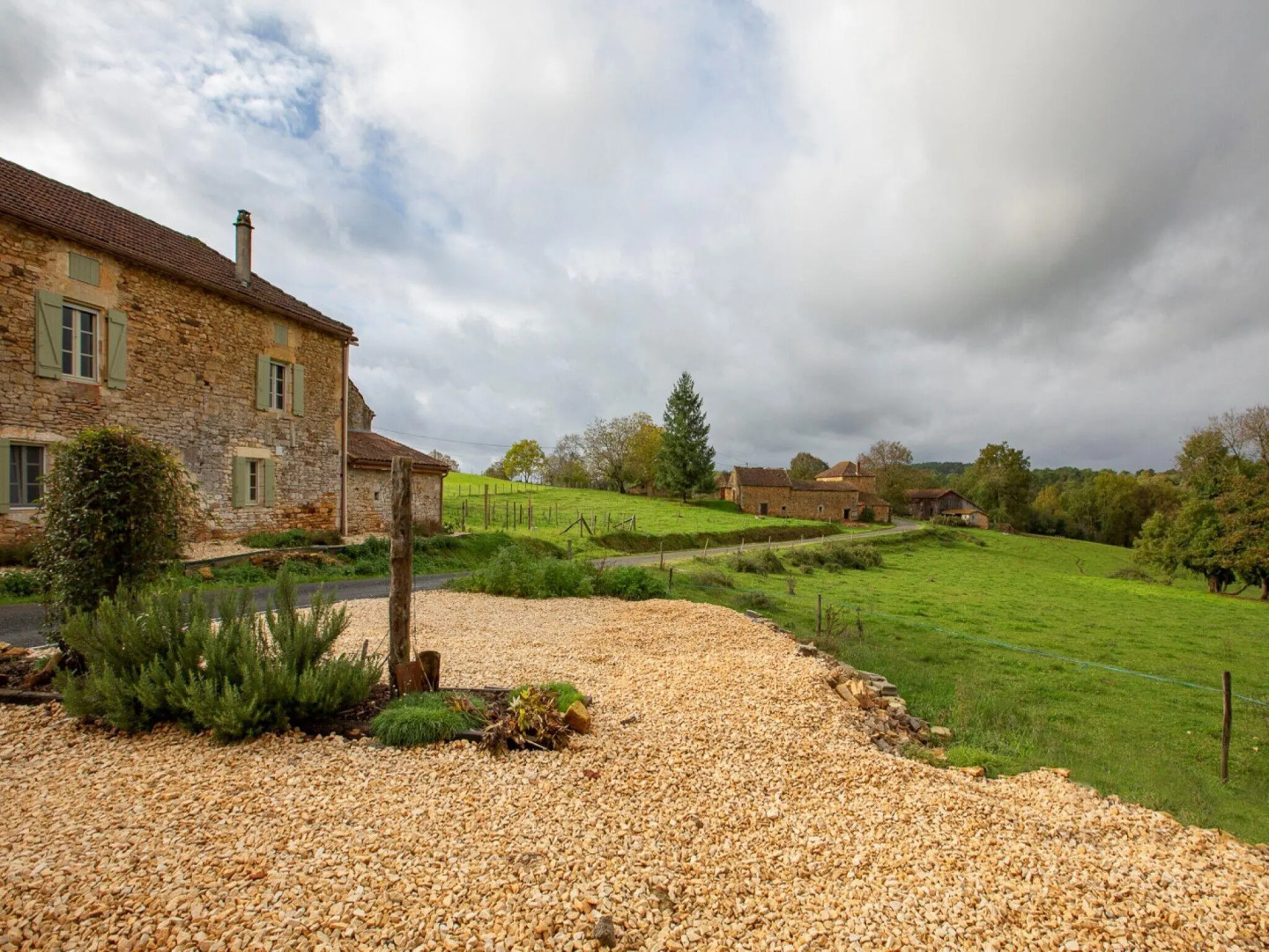 Rustic Holiday Home in Loubejac with Jacuzzi