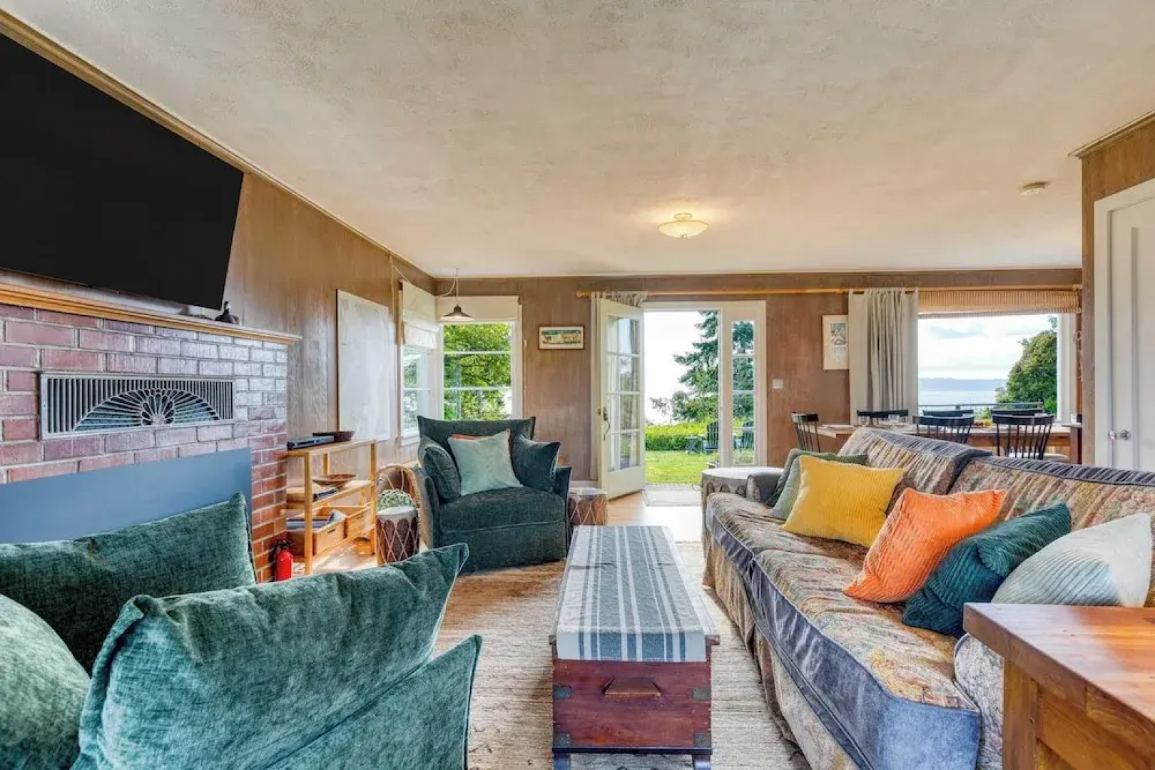 Maxwelton Aerie Bluffside Retreat w/ Sweeping Puget Sound Views + Firepit